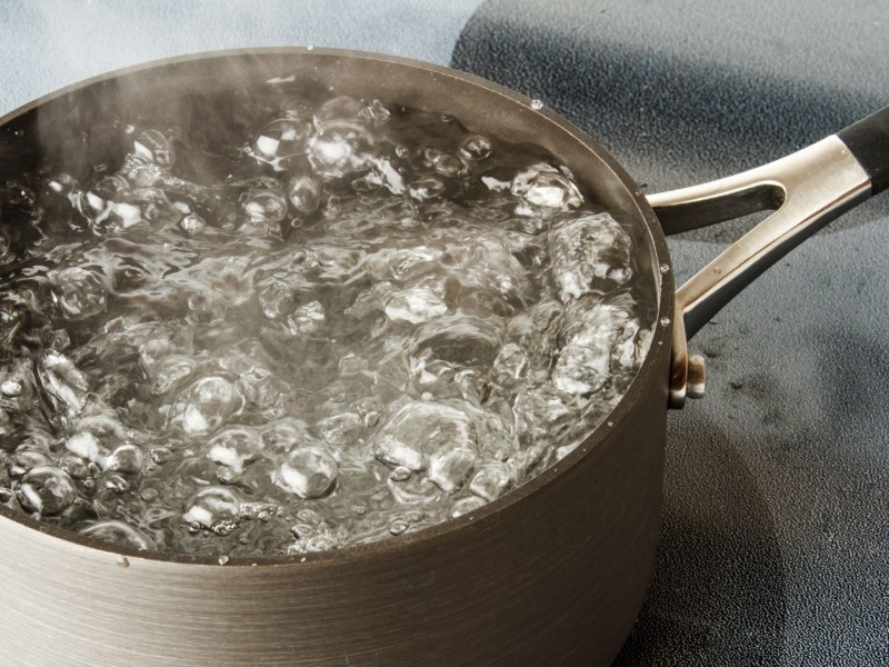 Pot of boiling water. (Canva)