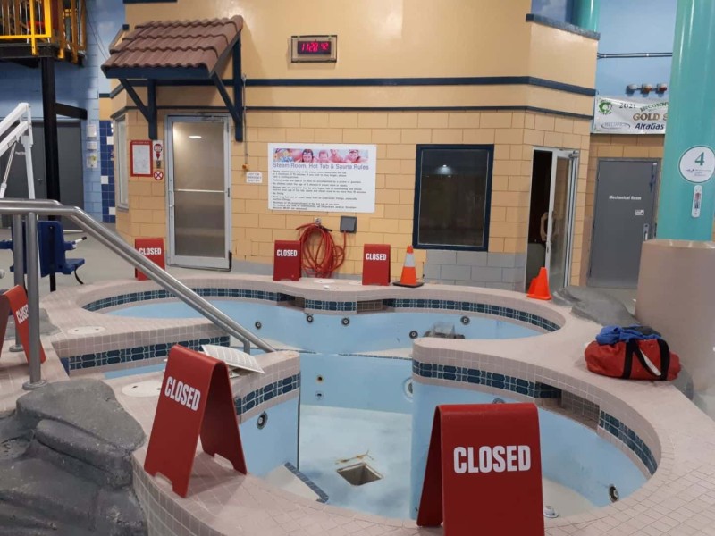 Closed signs on the North Peace Leisure Pool hot tub. (City of Fort St. John Recreation - Facebook)