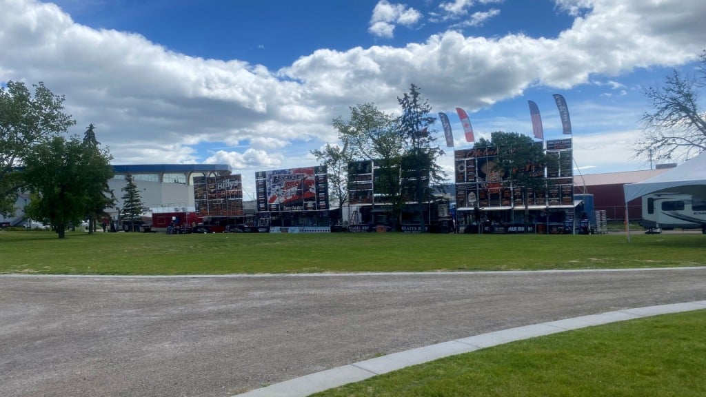 Food trucks in a line in Centennial park on a nice sunny day.