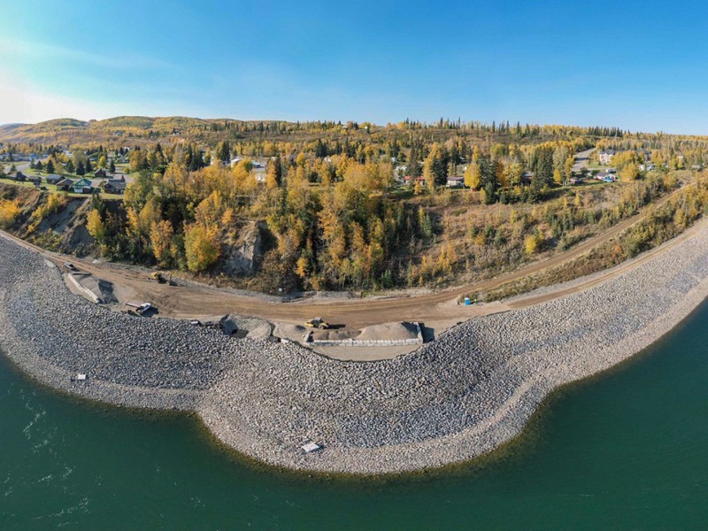 A view of the Hudson's Hope shoreline. Mainly gravel along the water's edge.