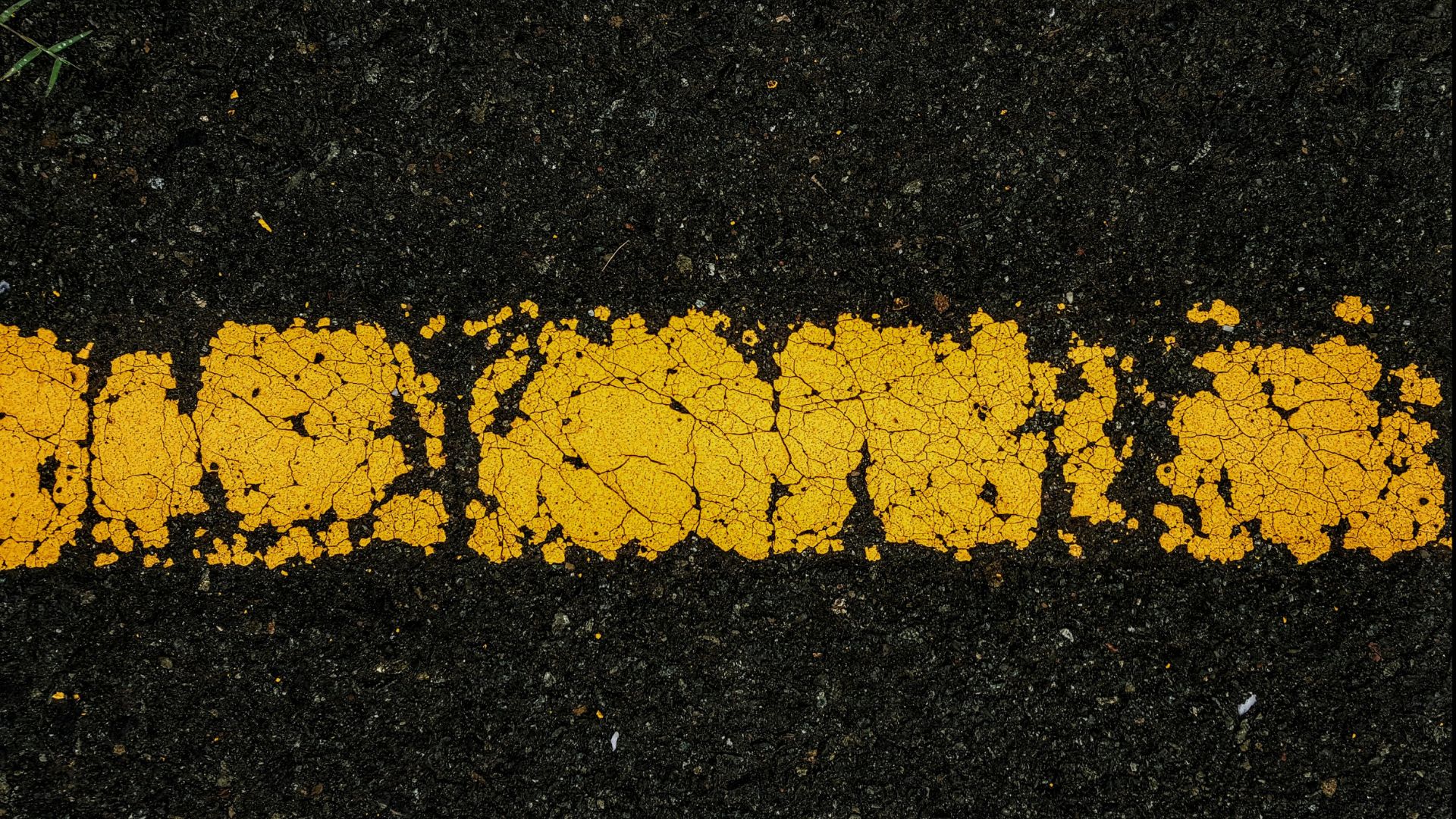 A yellow line on a road, asphalt (Muhammad Owsama/Unsplash)
