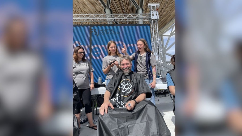 A participant about to get his head shaved at Bluey Day 2025. (Areli Núñez, Energeticcity.ca)