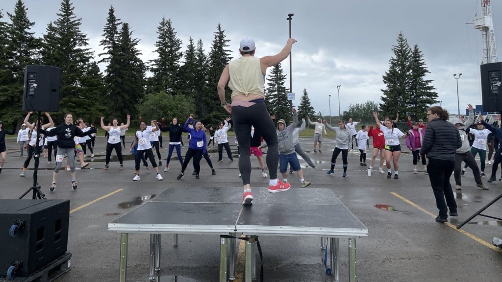 Keri Giesbrecht leading the warm-up before the eighth annual Colour Me Rotary Run in Fort St. John on June 1st, 2025. (Areli Núñez)