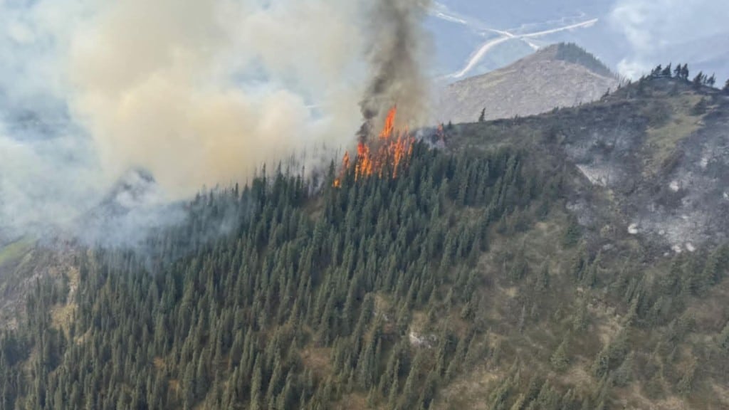 The wildfire near Summit Lake. (BCWS)