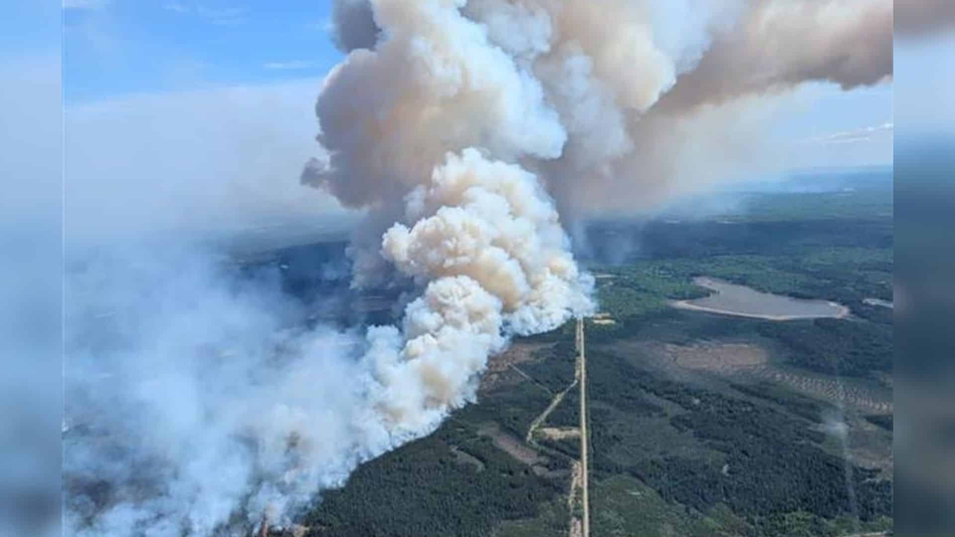 Plumes of smoke from the wildfire near Kiskatinaw River are seen from the air near Tumbler Ridge, B.C. (THE CANADIAN PRESS/HO-BCWS)