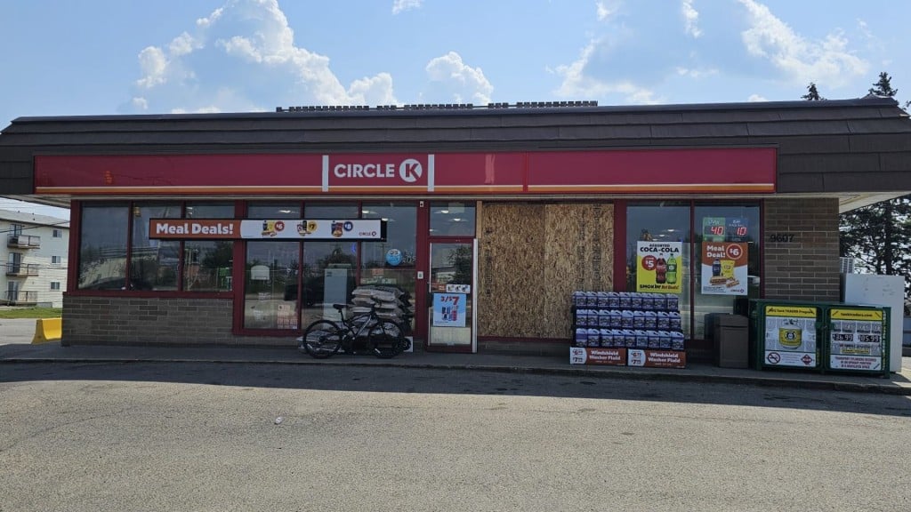 The boarded up windows at Circle K on 100th Avenue. (Franki Berry, Energeticcity.ca)