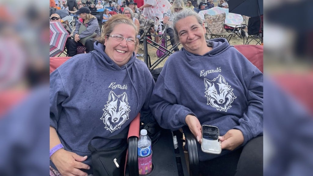 Left to right: Cristal Hampel and Joeline Roberts at Energetic County Fair 2025. (Areli Núñez)