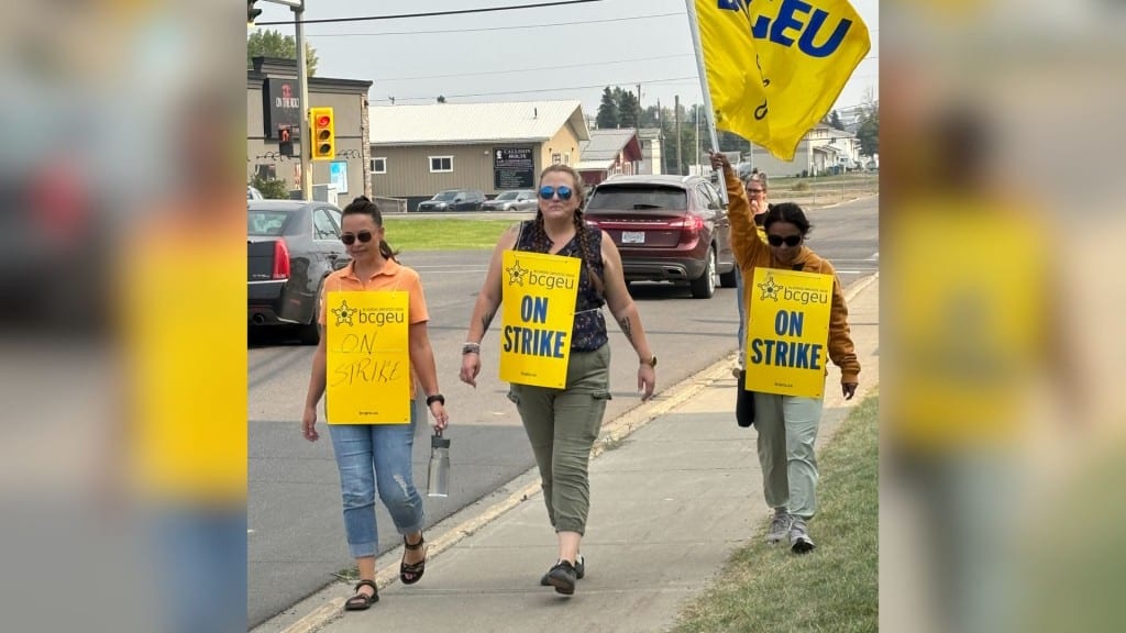 The BCGEU strike in Fort St. John on September 9th. (Ed Hitchins, Energeticcity.ca)