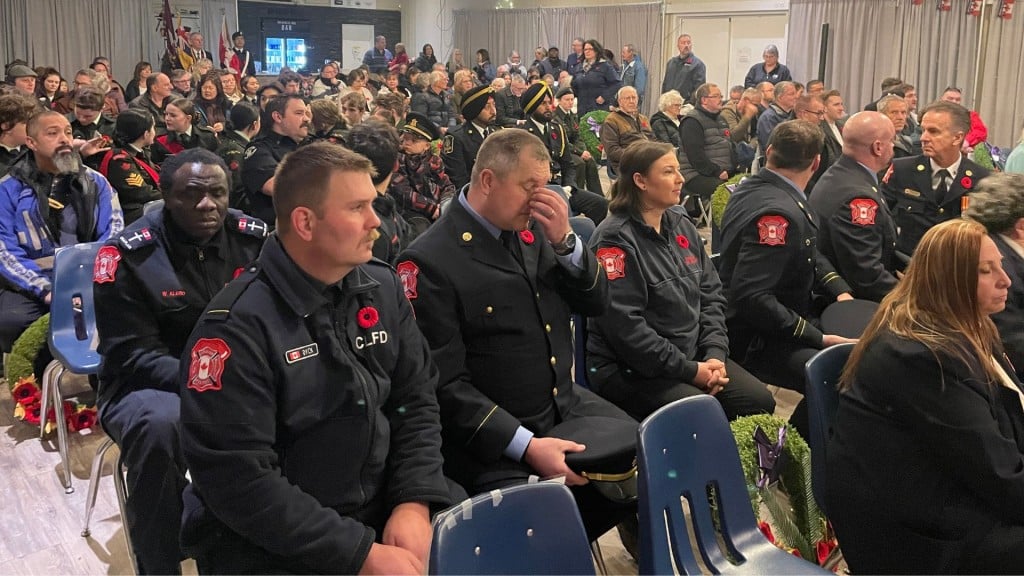 Crowds gathering ahead of the Remembrance Day 2025 ceremony at the Royal Canadian Legion Branch 102. (Franki Berry, Energeticcity.ca)