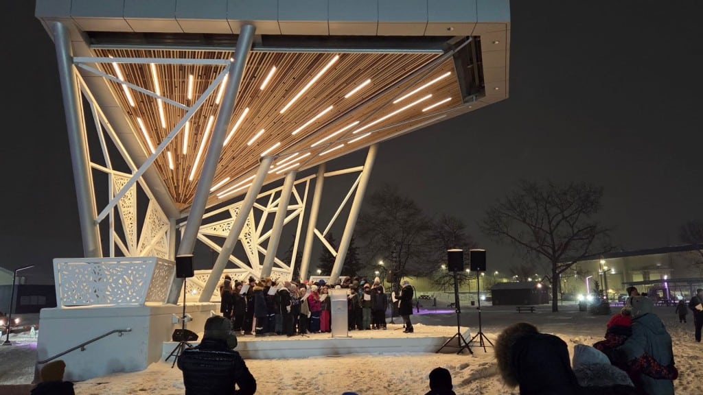 Choir performing after the Santa Claus parade on December 6th, 2025. (Areli Núñez, Energeticcity.ca)