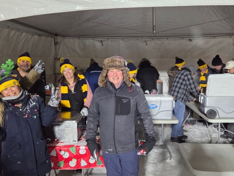 The Sunrise Rotary Club of Fort St. John provided hot dogs after the Santa Claus parade on December 6th, 2025. (Areli Núñez, Energeticcity.ca)