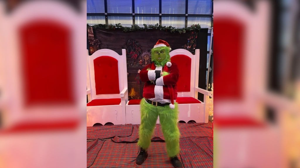 Children got to meet The Grinch at the Santa Claus Parade and Tree Light-Up event on December 6th, 2025. (Areli Núñez, Energeticcity.ca)