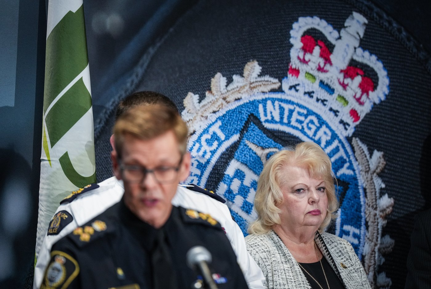 Surrey , B . C ., calls for a national state of emergency regarding extortion