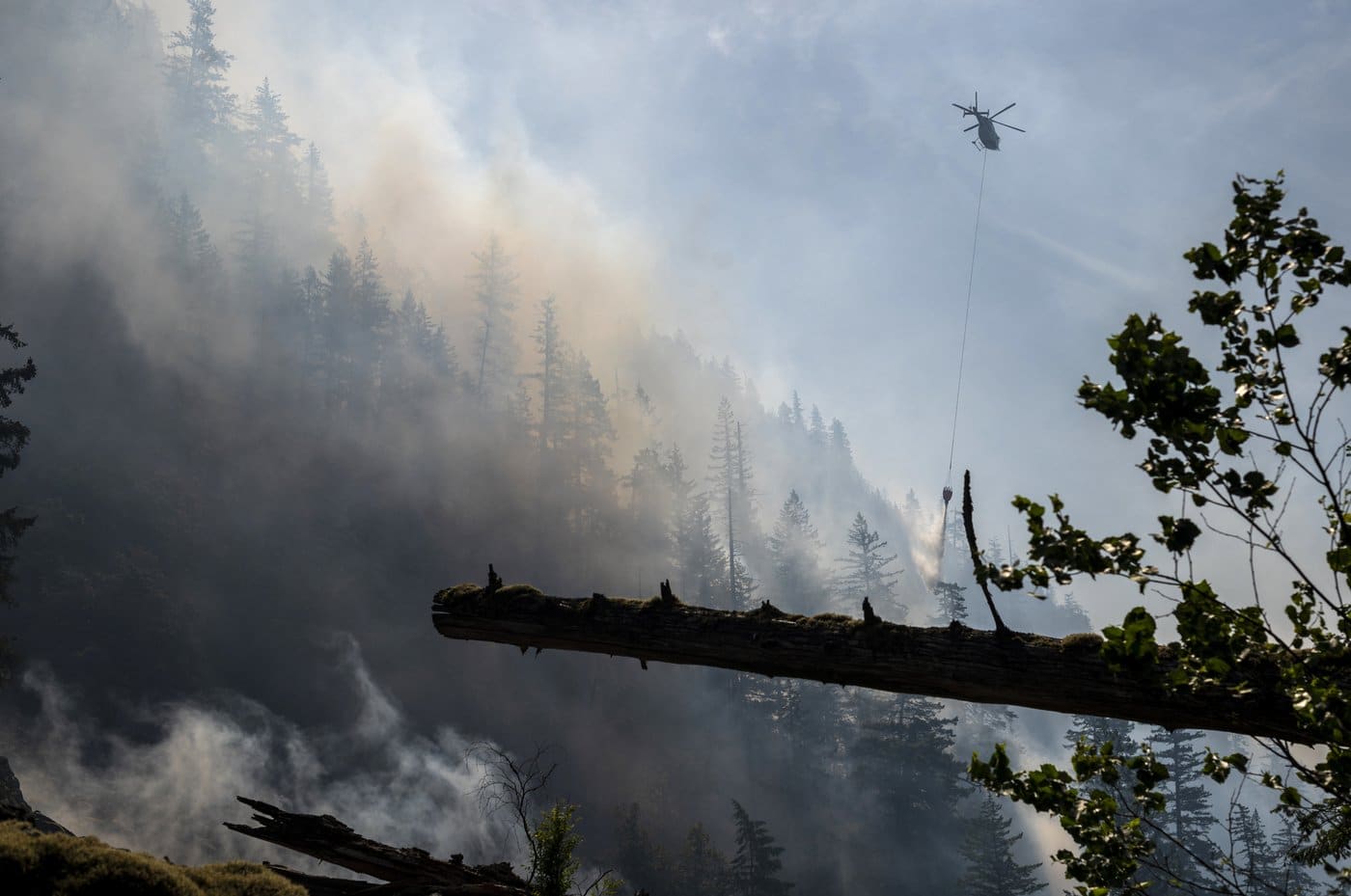 A helicopter works on the Dryden Creek Wildfire just north of Squamish, B.C. on Wednesday, June 11, 2025. THE CANADIAN PRESS/ Tijana Martin
