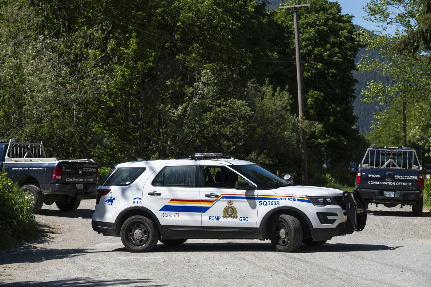 RCMP block traffic as conservation officers investigate after a bear attack took place in Squamish, B.C., on Saturday, May 11, 2024. THE CANADIAN PRESS/Tijana Martin